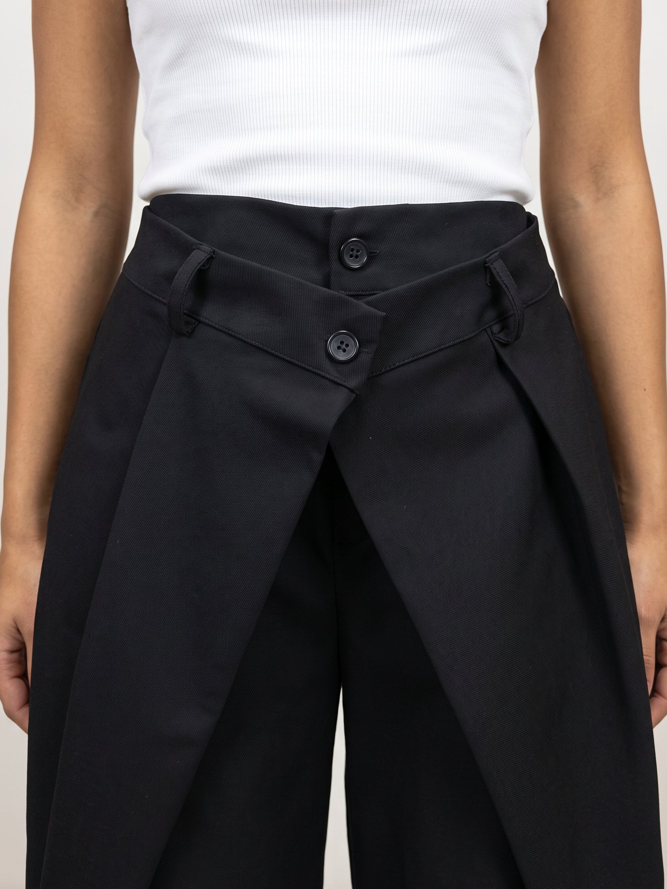 pantalon noir double boutonnage détail