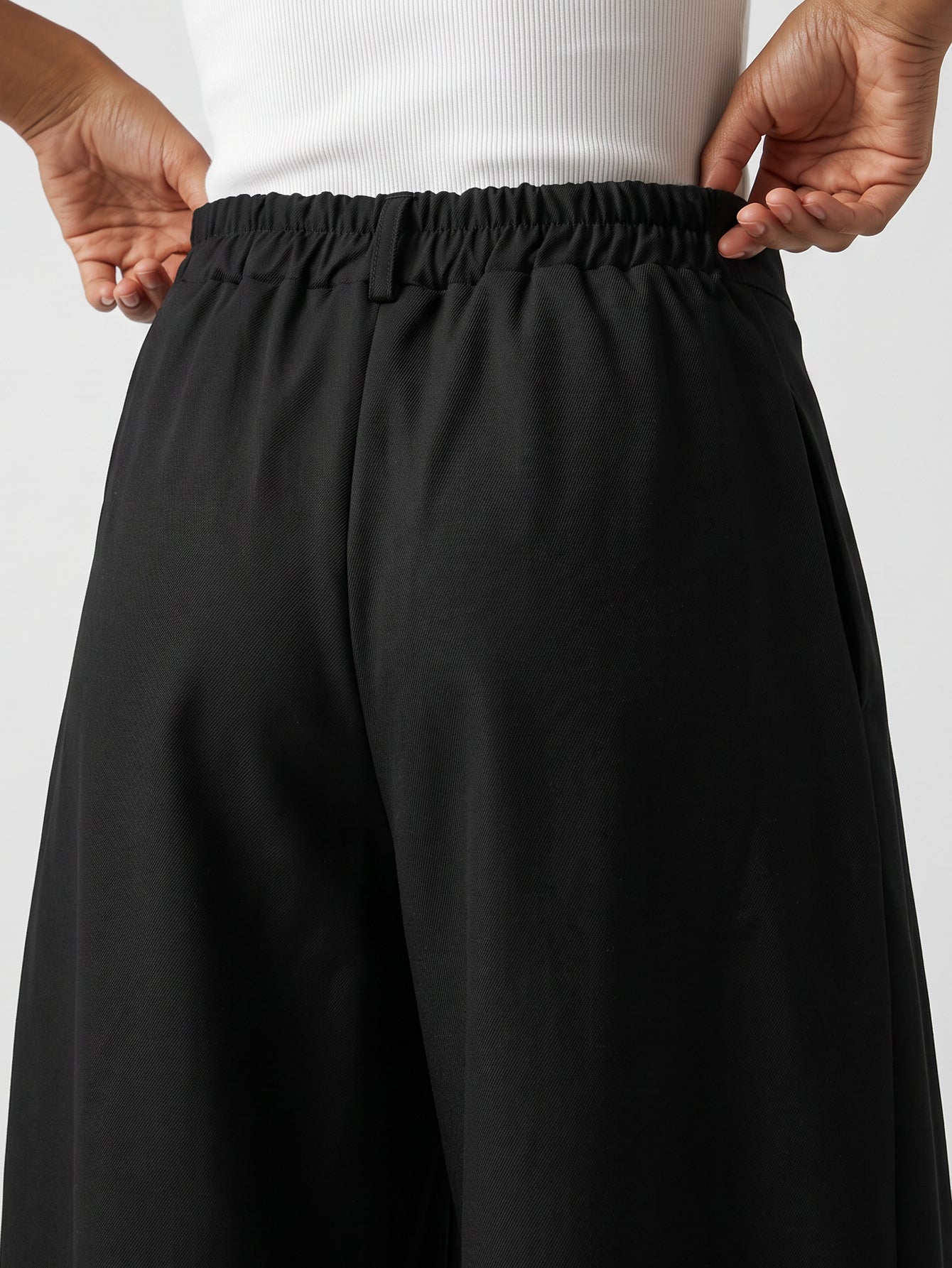 pantalon noir dos élastiqué détail