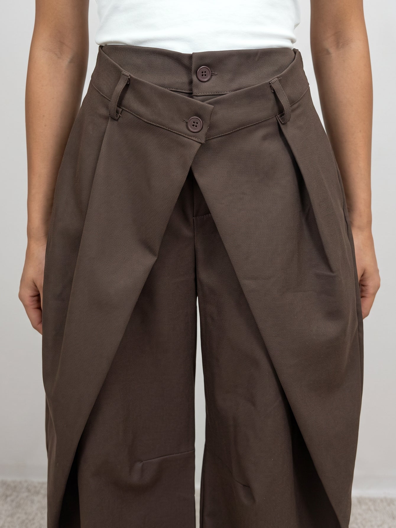 pantalon marron double boutonnage détail
