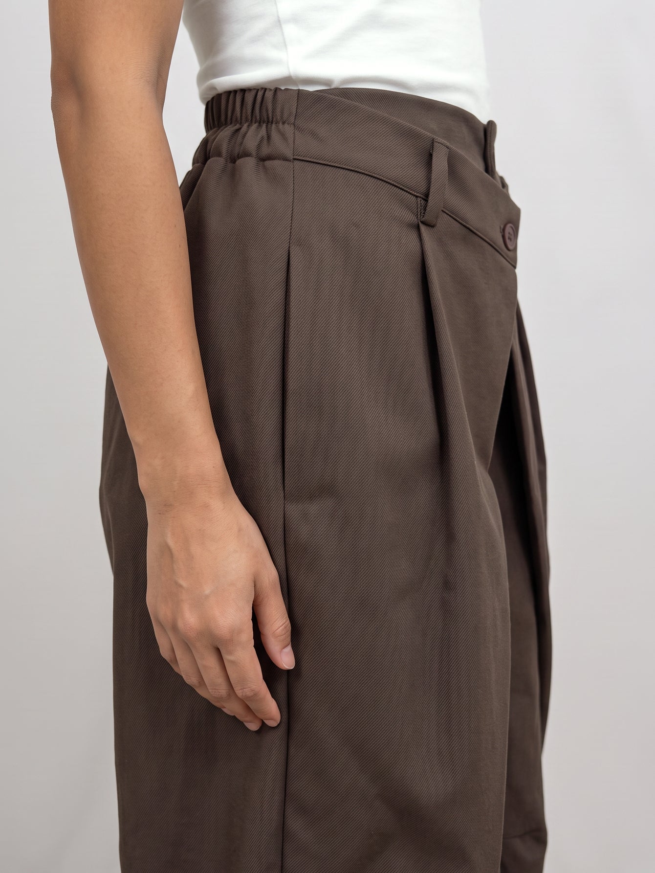 pantalon marron profil panneaux croisés