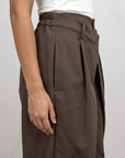 pantalon marron profil panneaux croisés