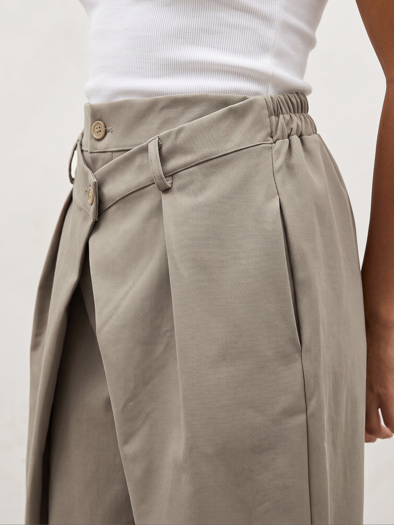 pantalon kaki plis et panneaux détail