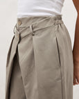 pantalon kaki plis et panneaux détail