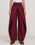 pantalon large bordeaux devant panneaux croisés