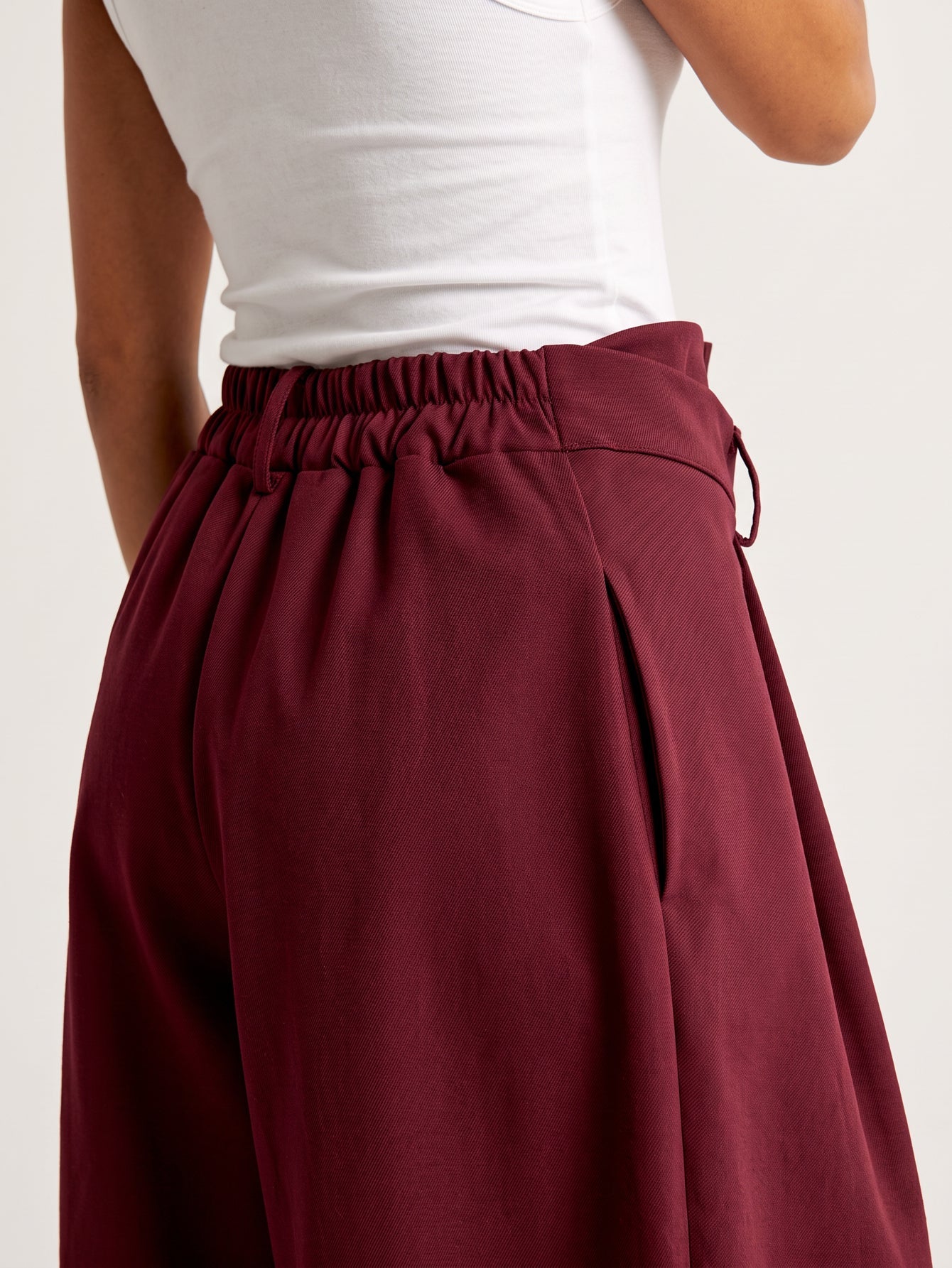 pantalon bordeaux dos élastiqué détail