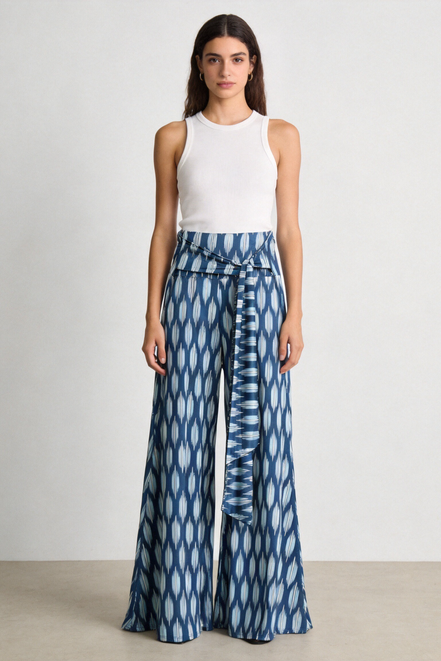 Pantalon flare imprimé bleu avec ceinture à nouer