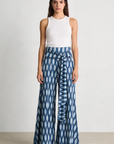 Pantalon flare imprimé bleu avec ceinture à nouer