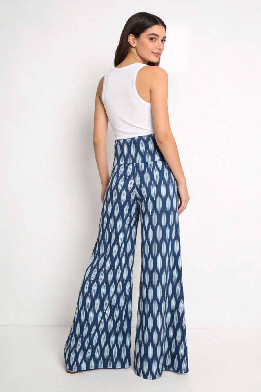 Dos du pantalon flare imprimé bleu