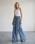 02. Pantalon imprimé taille haute ceinturé