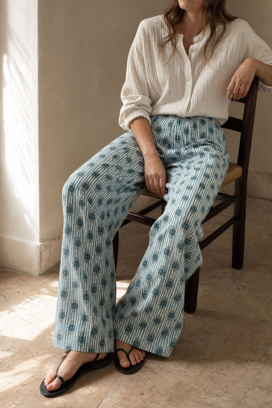 Pantalon large rayé et fleuri taille élastiquée