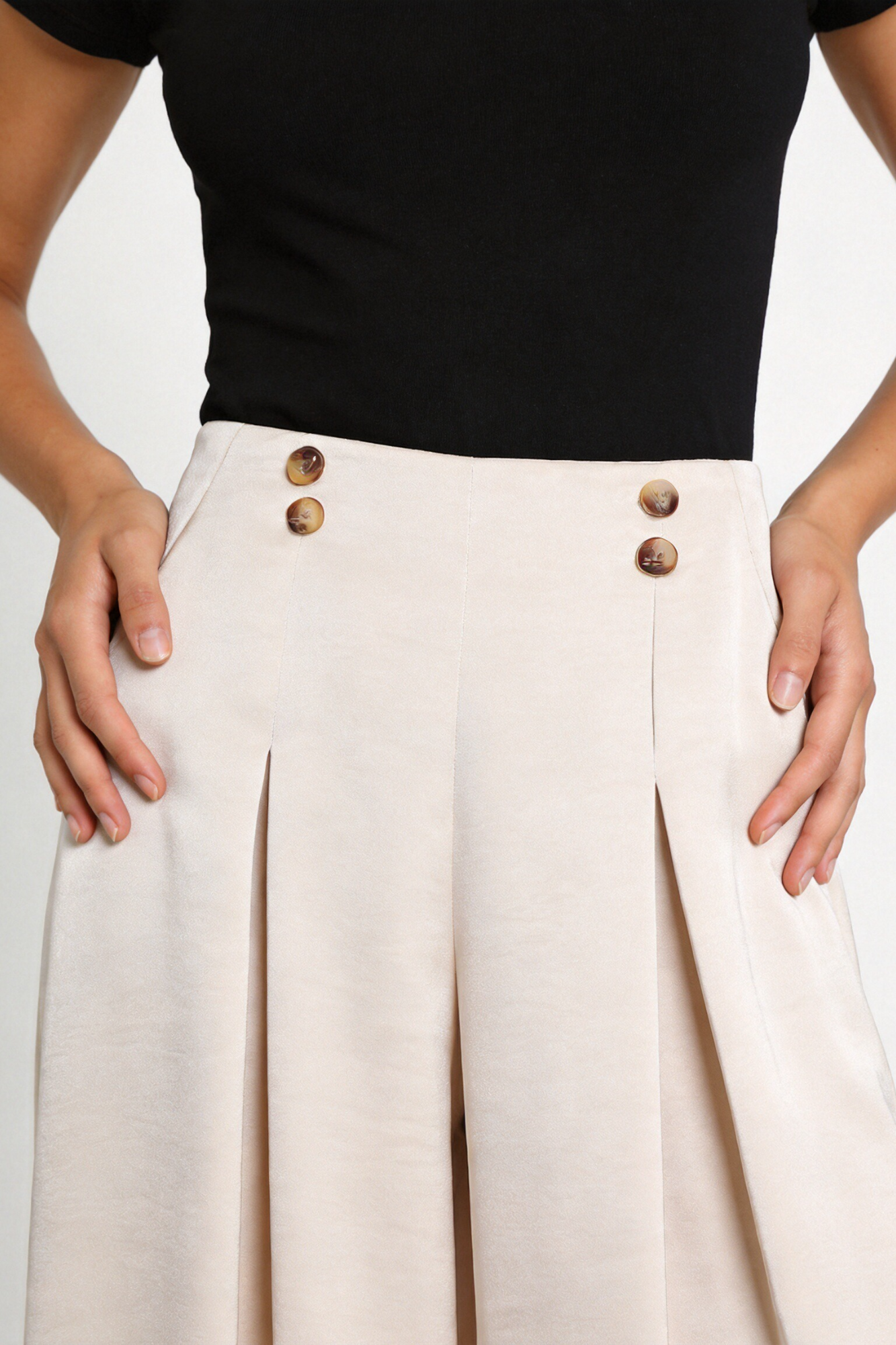 02. 02 pantalon satine taille haute plis et quatre boutons image 6