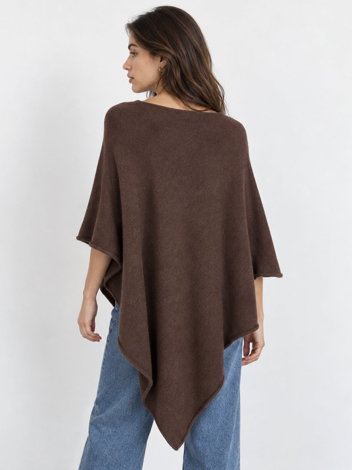 Dos du poncho en maille marron