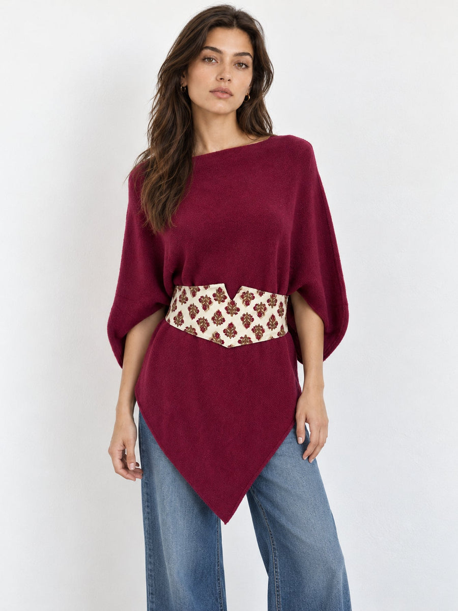 Poncho en maille bordeaux avec ceinture