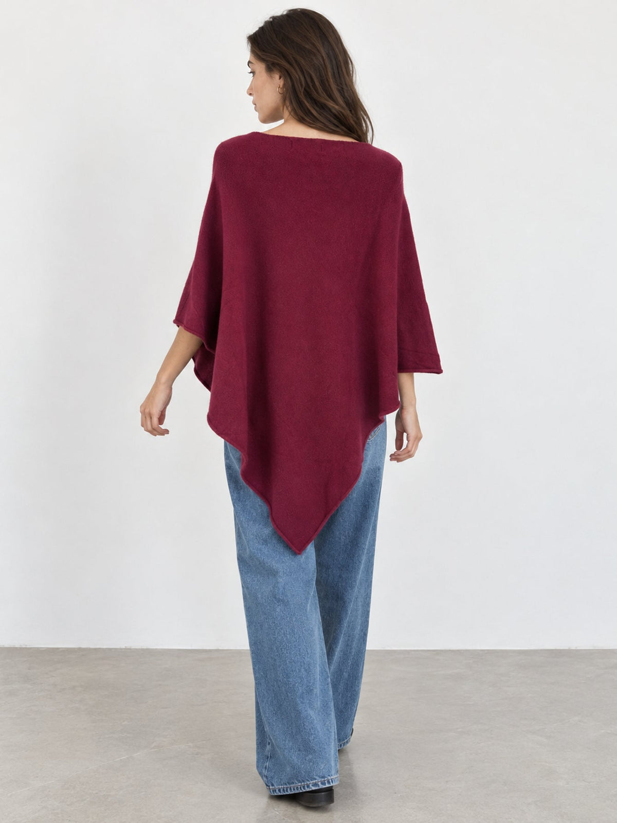 Dos du poncho en maille bordeaux