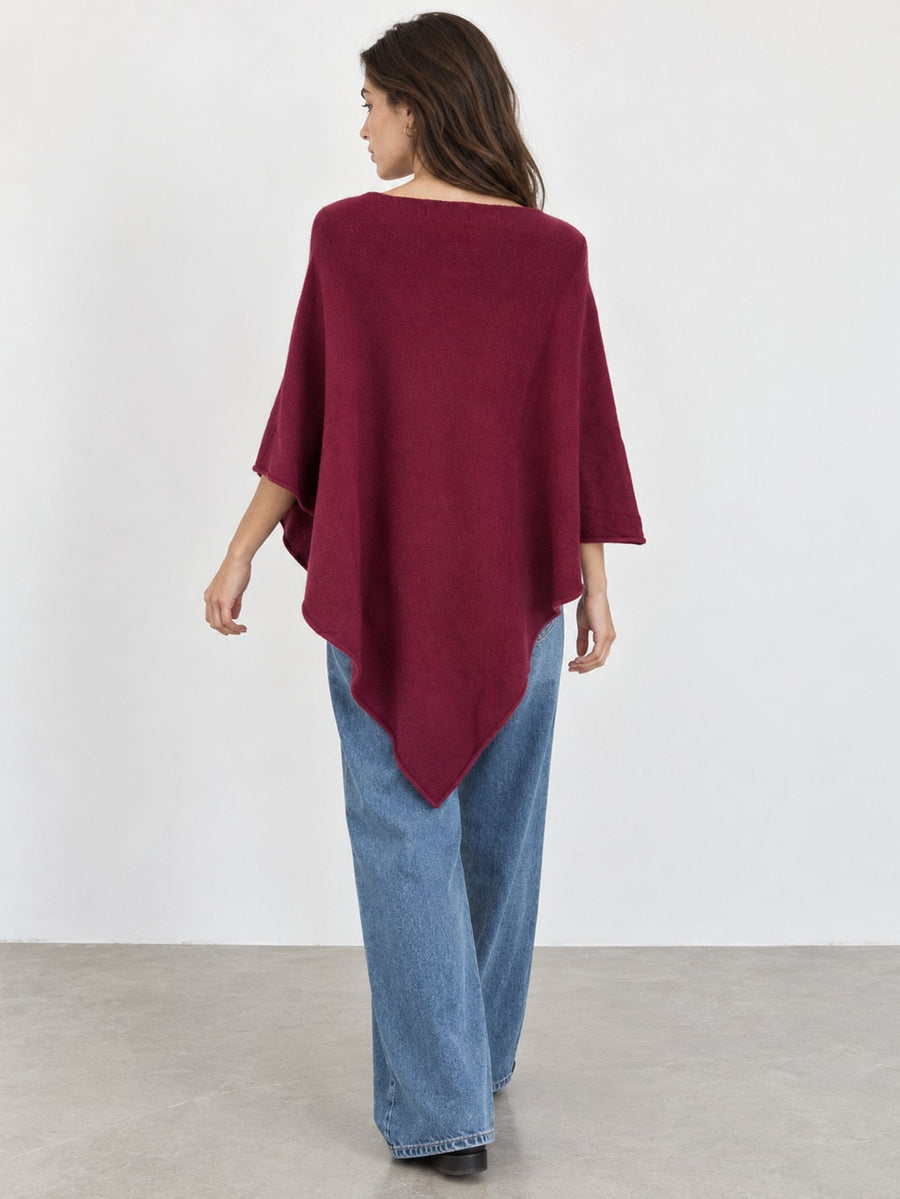 Dos du poncho en maille bordeaux
