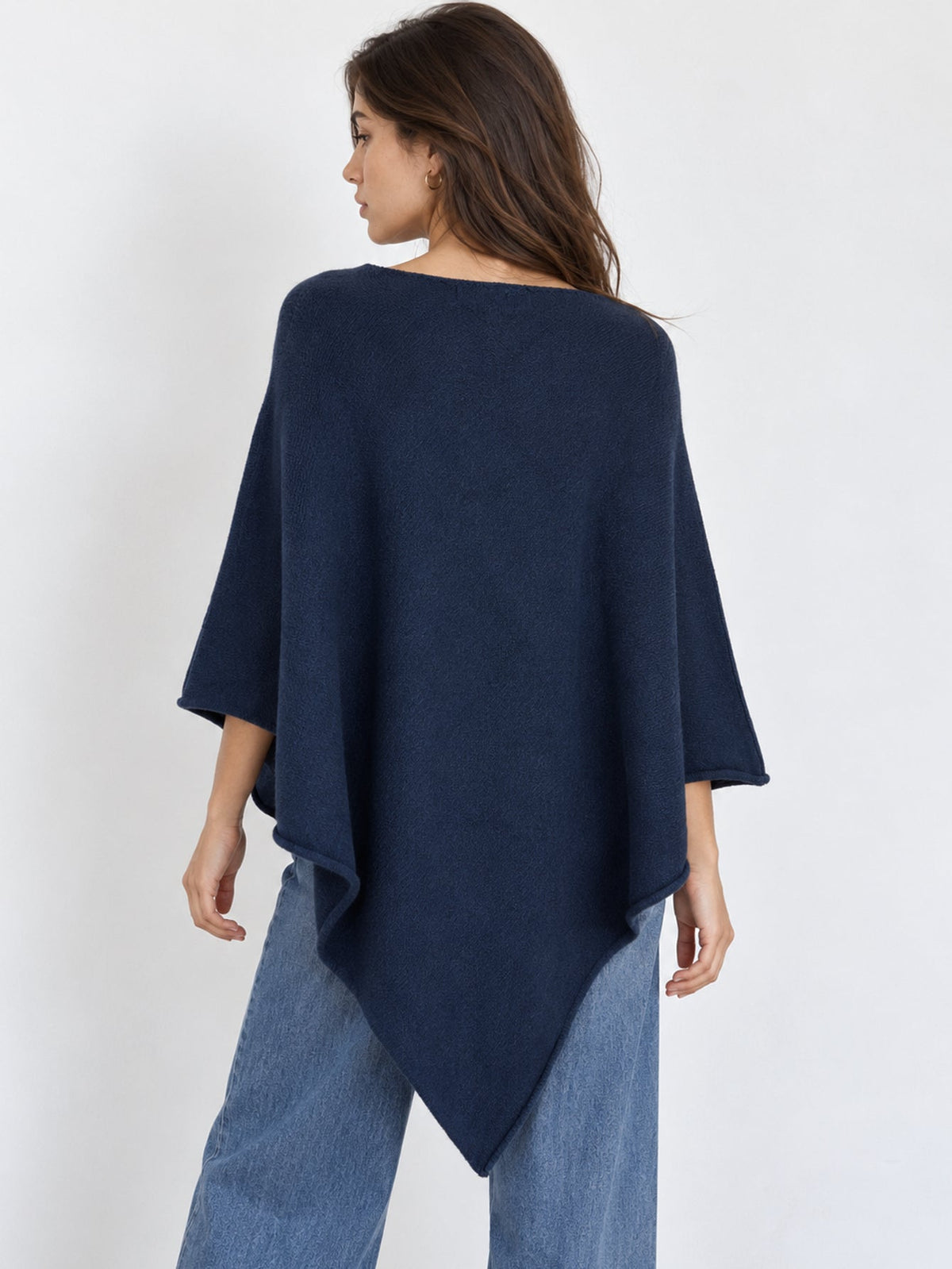 Dos du poncho en maille bleu nuit