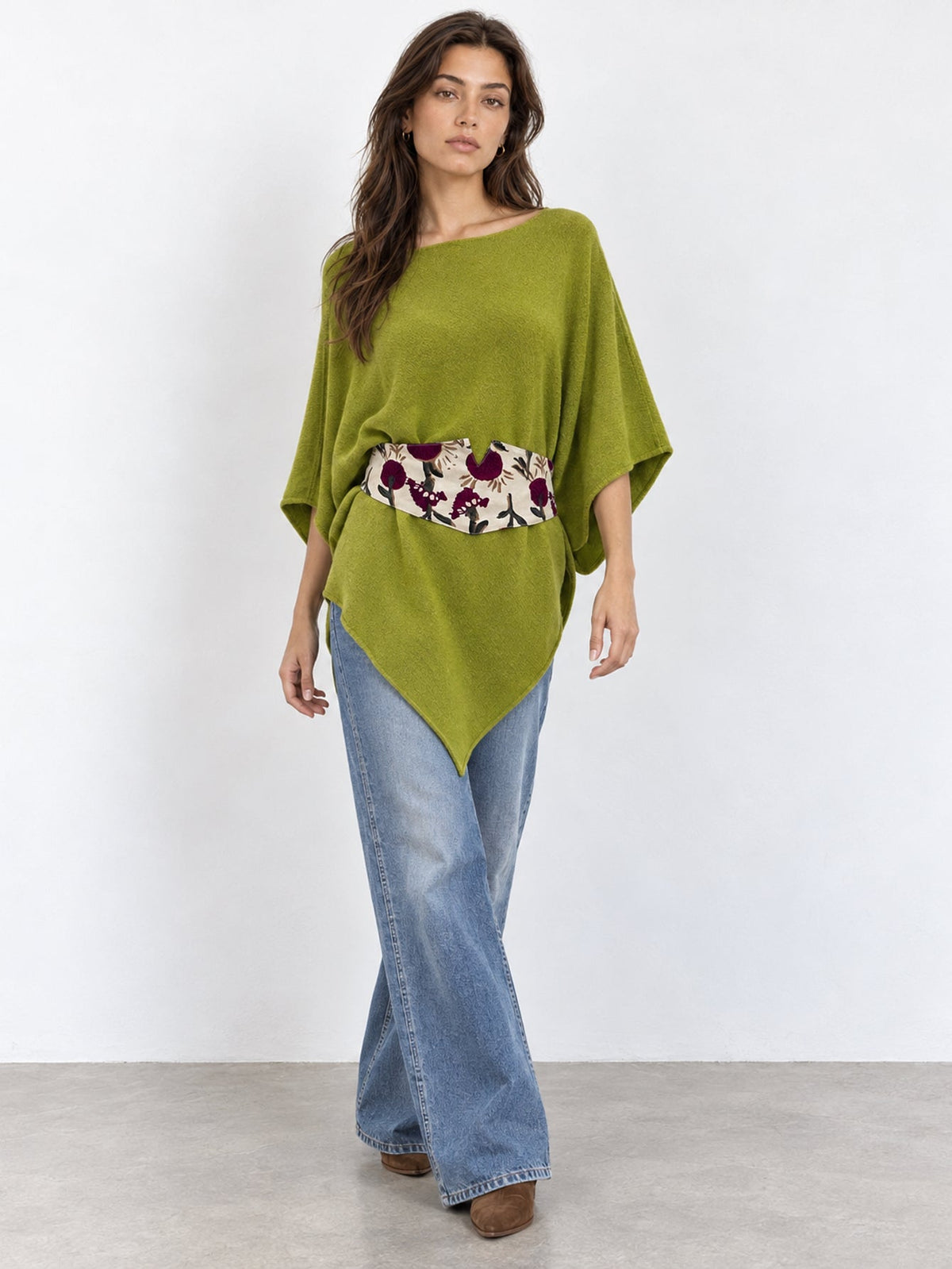 Poncho en maille vert vif avec ceinture