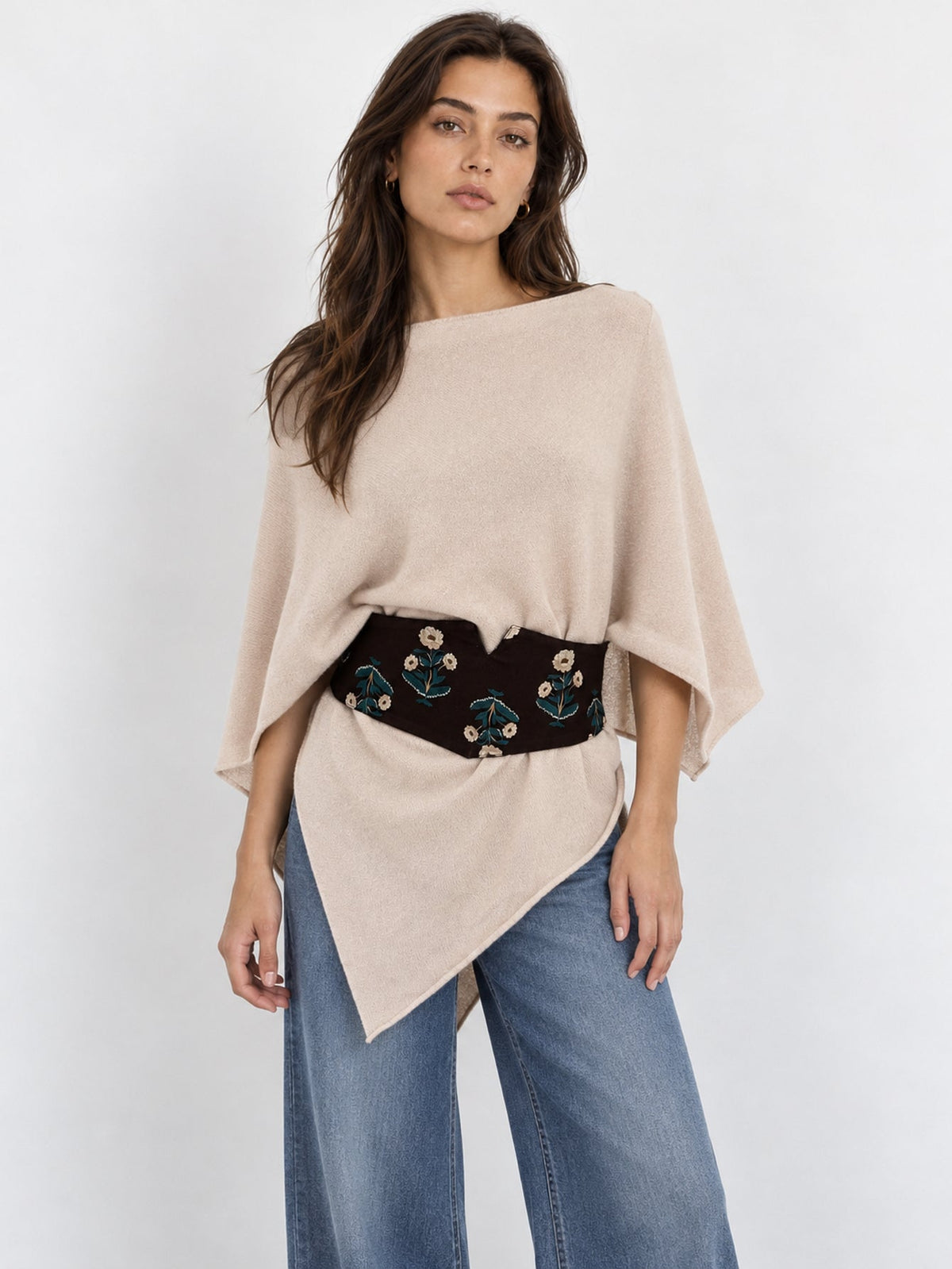 Poncho en maille beige avec ceinture