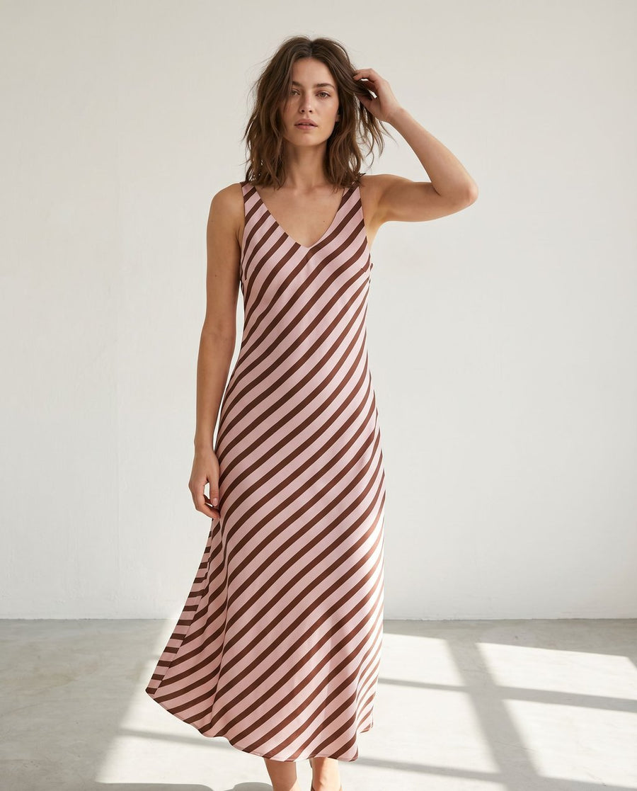 02. 02 robe midi satinee a rayures col v image 10