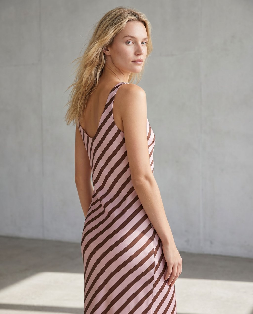 02. 02 robe midi satinee a rayures col v image 11