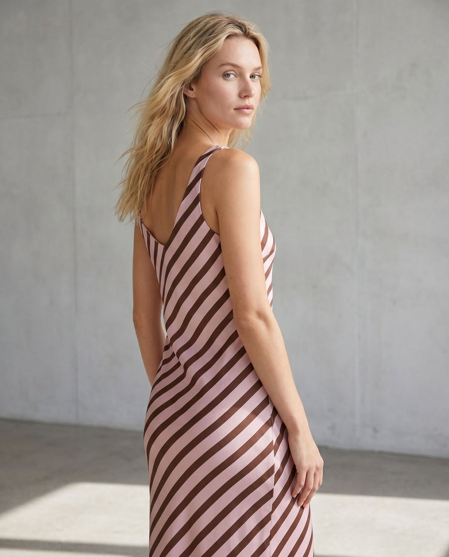 02. 02 robe midi satinee a rayures col v image 11