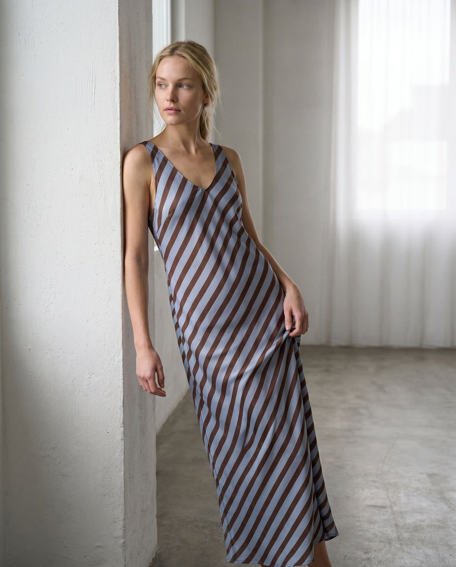 02. 02 robe midi satinee a rayures col v image 7