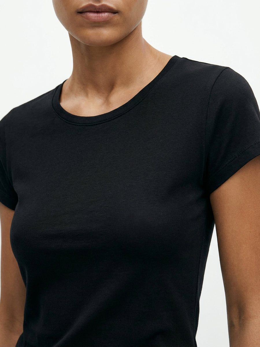 t shirt col rond noir gros plan