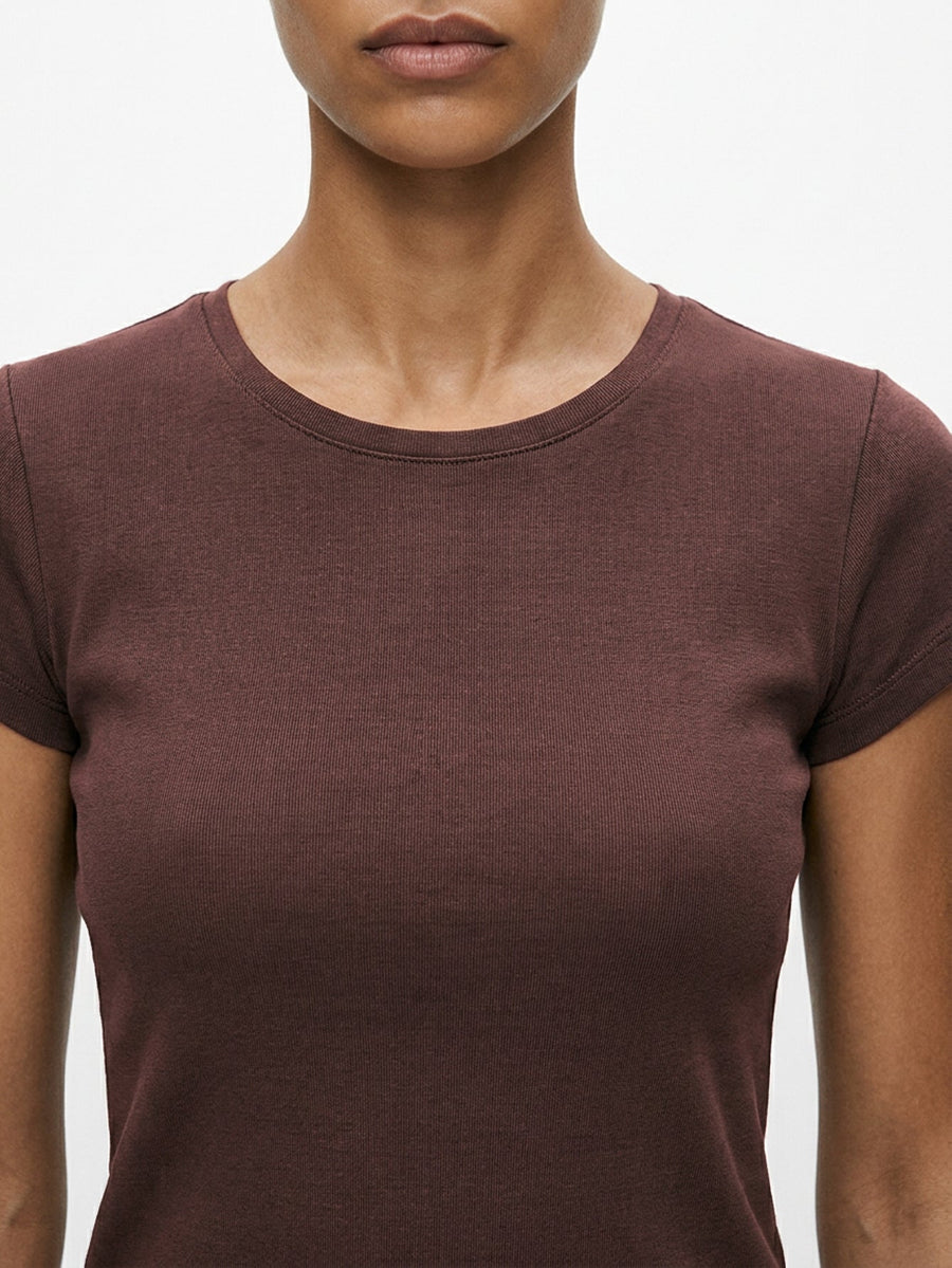 t shirt col rond marron gros plan