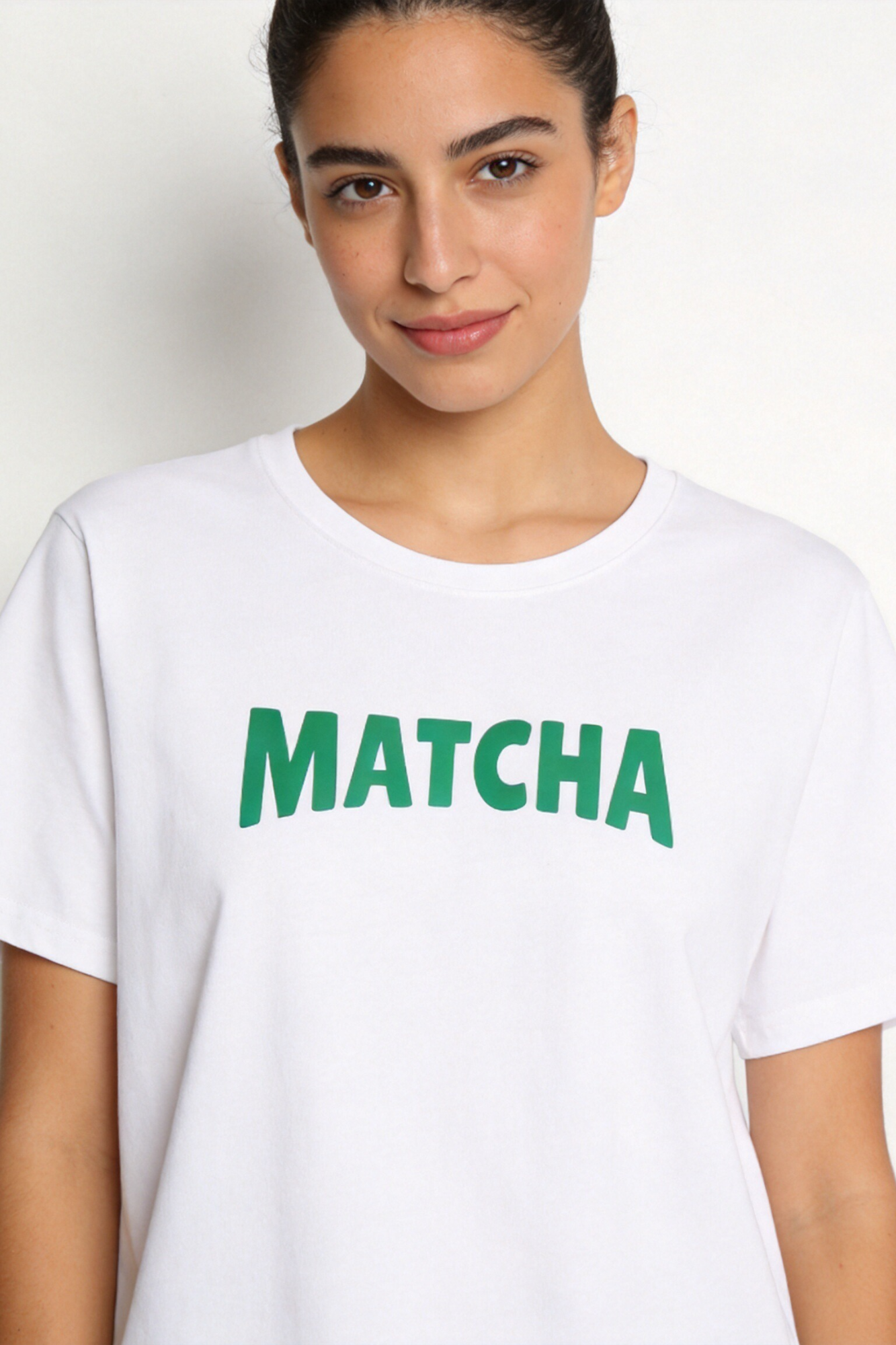 Zoom sur le col rond du T shirt MATCHA