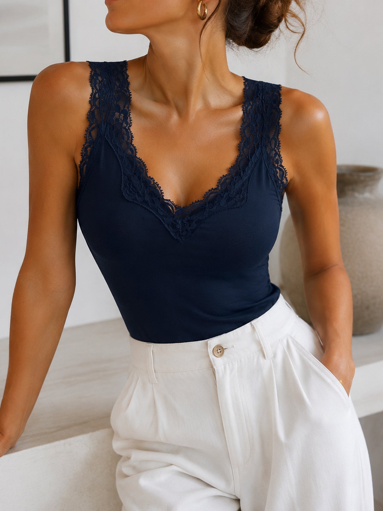 top dentelle bleu nuit col V