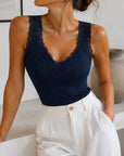 top dentelle bleu nuit col V