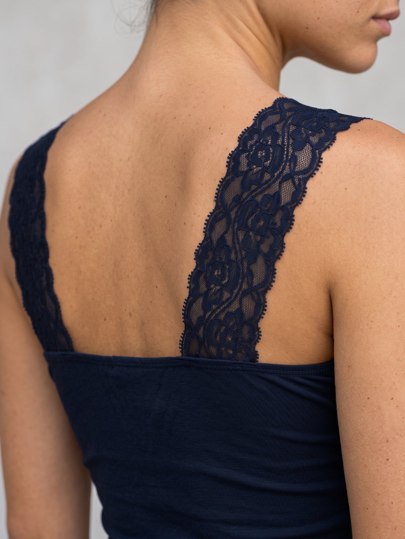Zoom bretelle dentelle bleu nuit