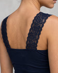 Zoom bretelle dentelle bleu nuit