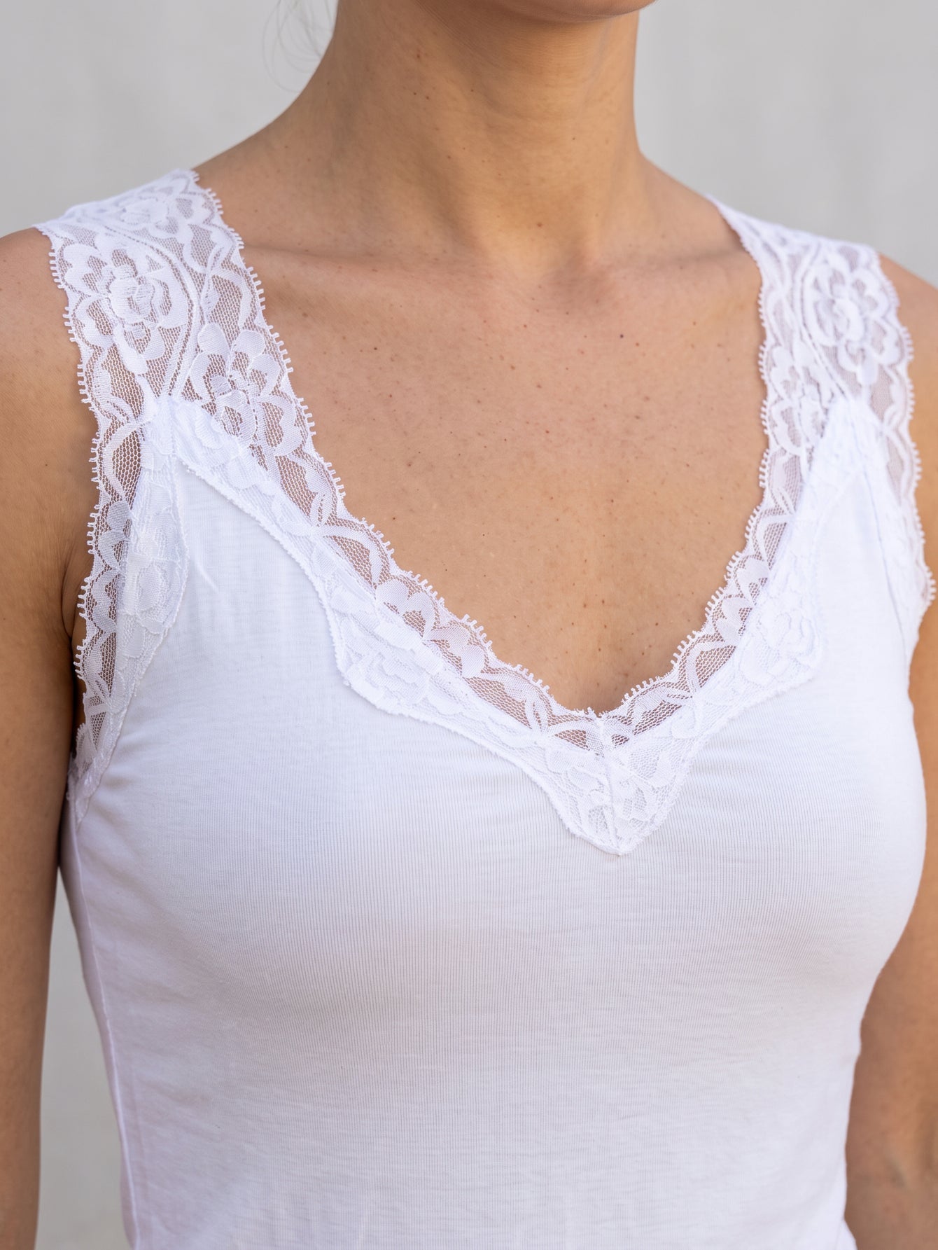 Zoom encolure dentelle blanc