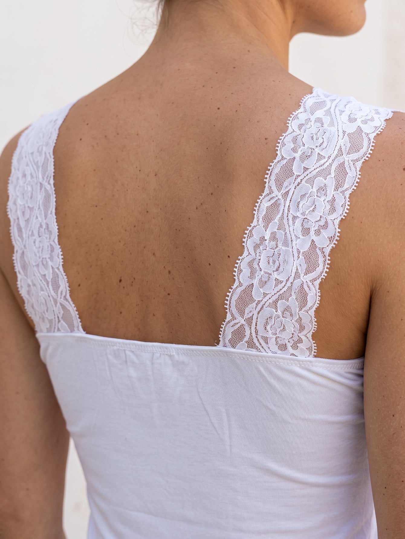 Zoom dos bretelles dentelle blanc