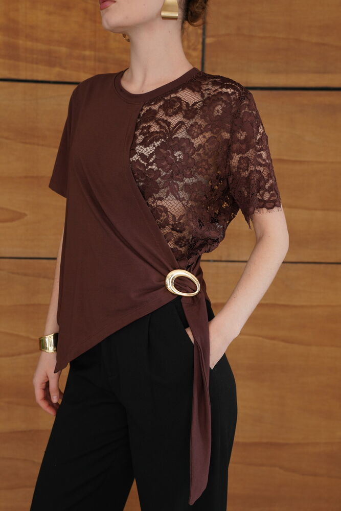 02. 02 top asymetrique dentelle chocolat drape a boucle image 4