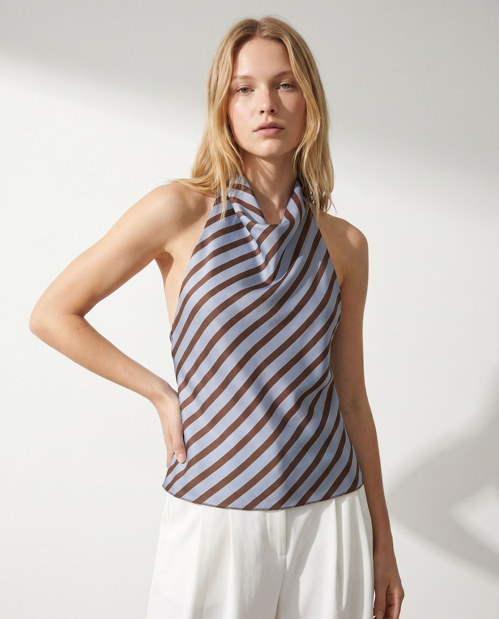 02. Top halter satiné drapé à rayures