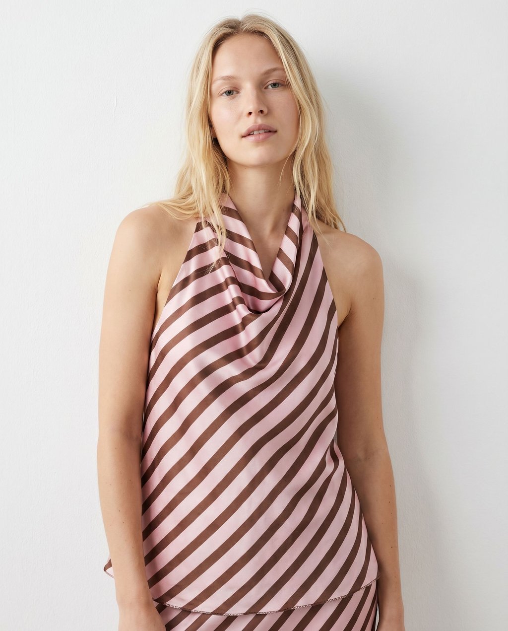 02. Top halter satiné drapé à rayures