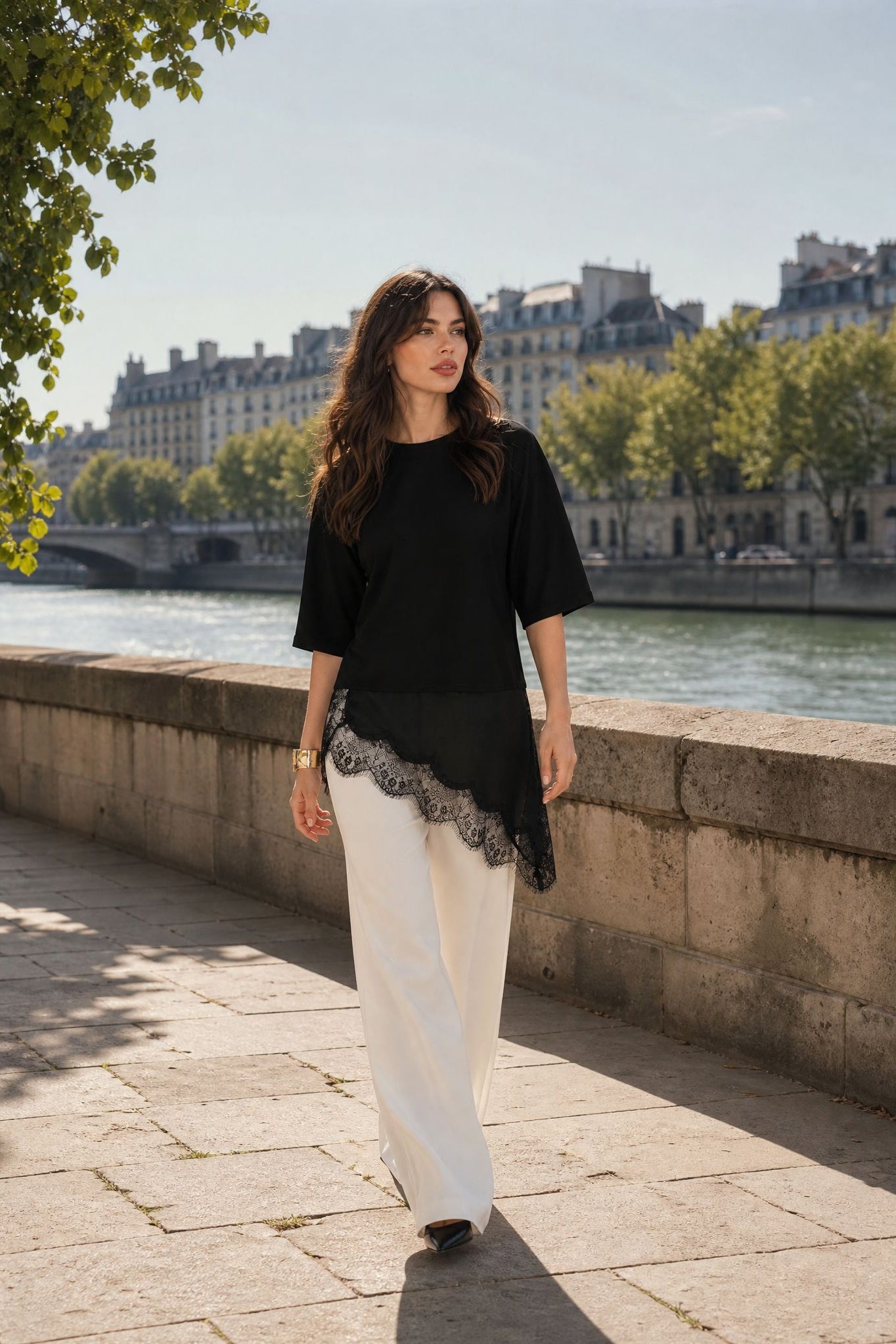 Top noir col rond à dentelle asymétrique