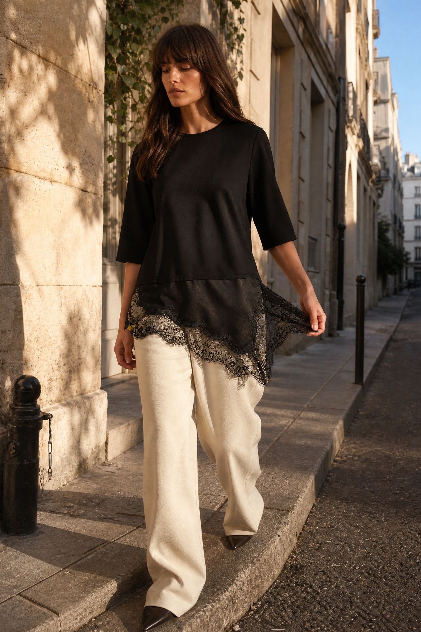Top noir col rond à dentelle asymétrique