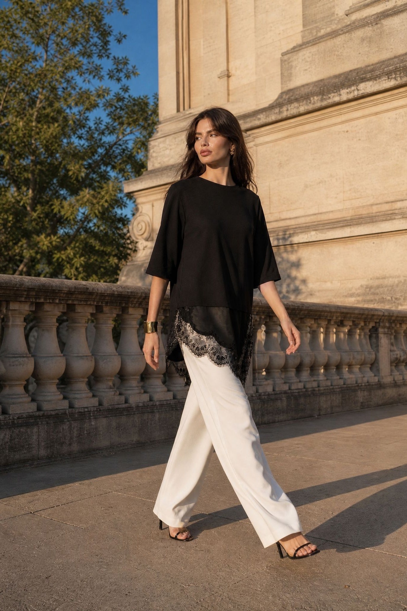 Top noir col rond à dentelle asymétrique
