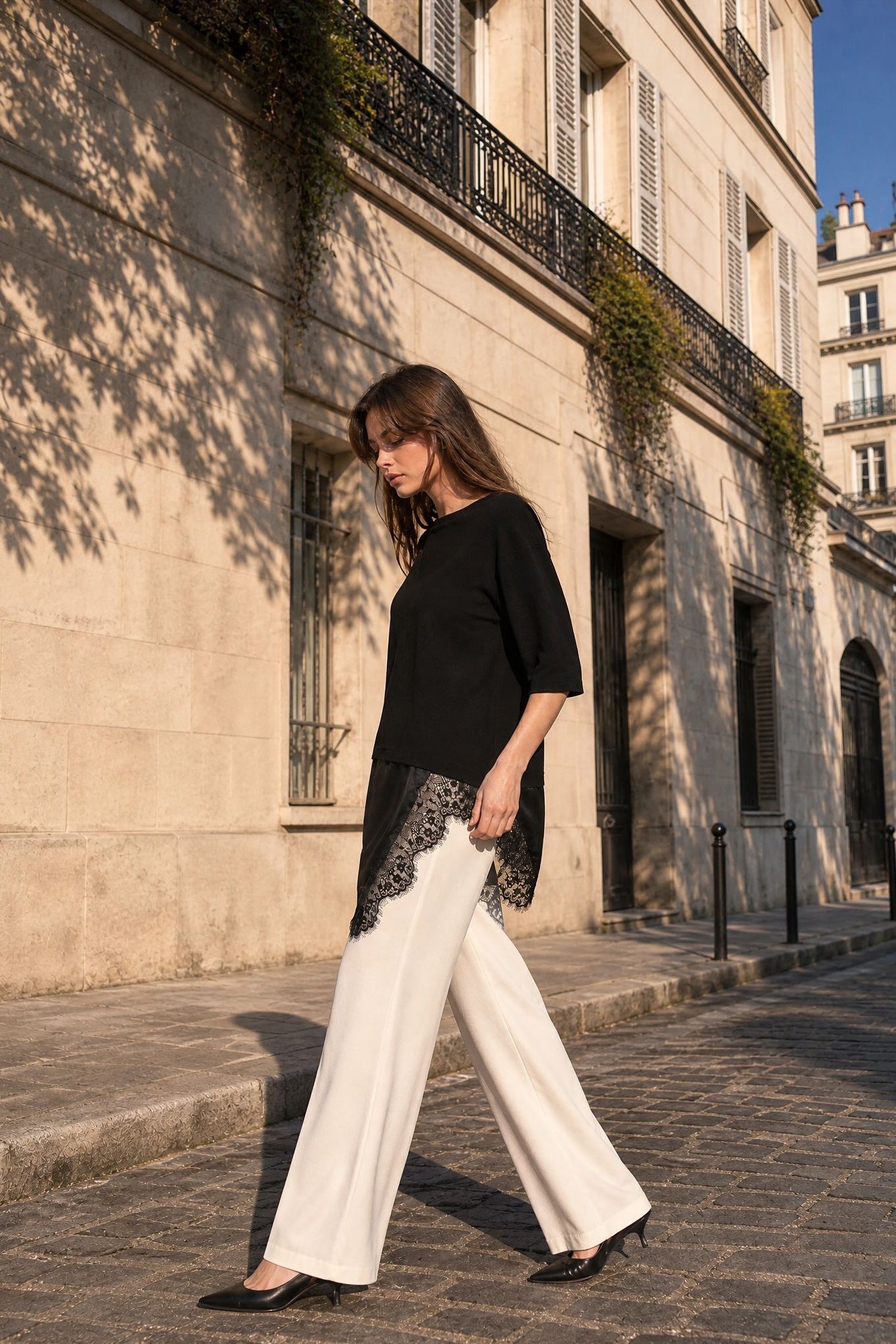 Top noir col rond à dentelle asymétrique