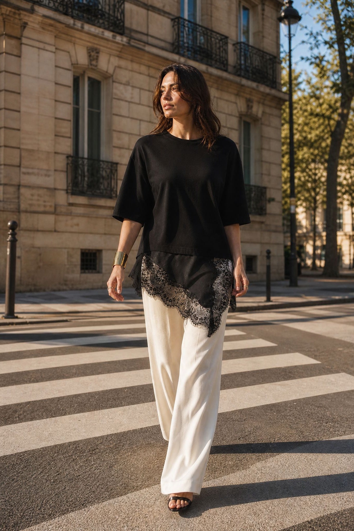 Top noir col rond à dentelle asymétrique