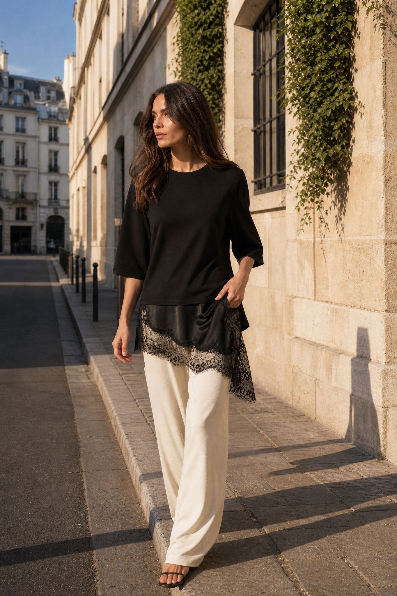 Top noir col rond à dentelle asymétrique