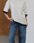 02. 02 top t shirt oversize creme col rond dentelle noire image 4