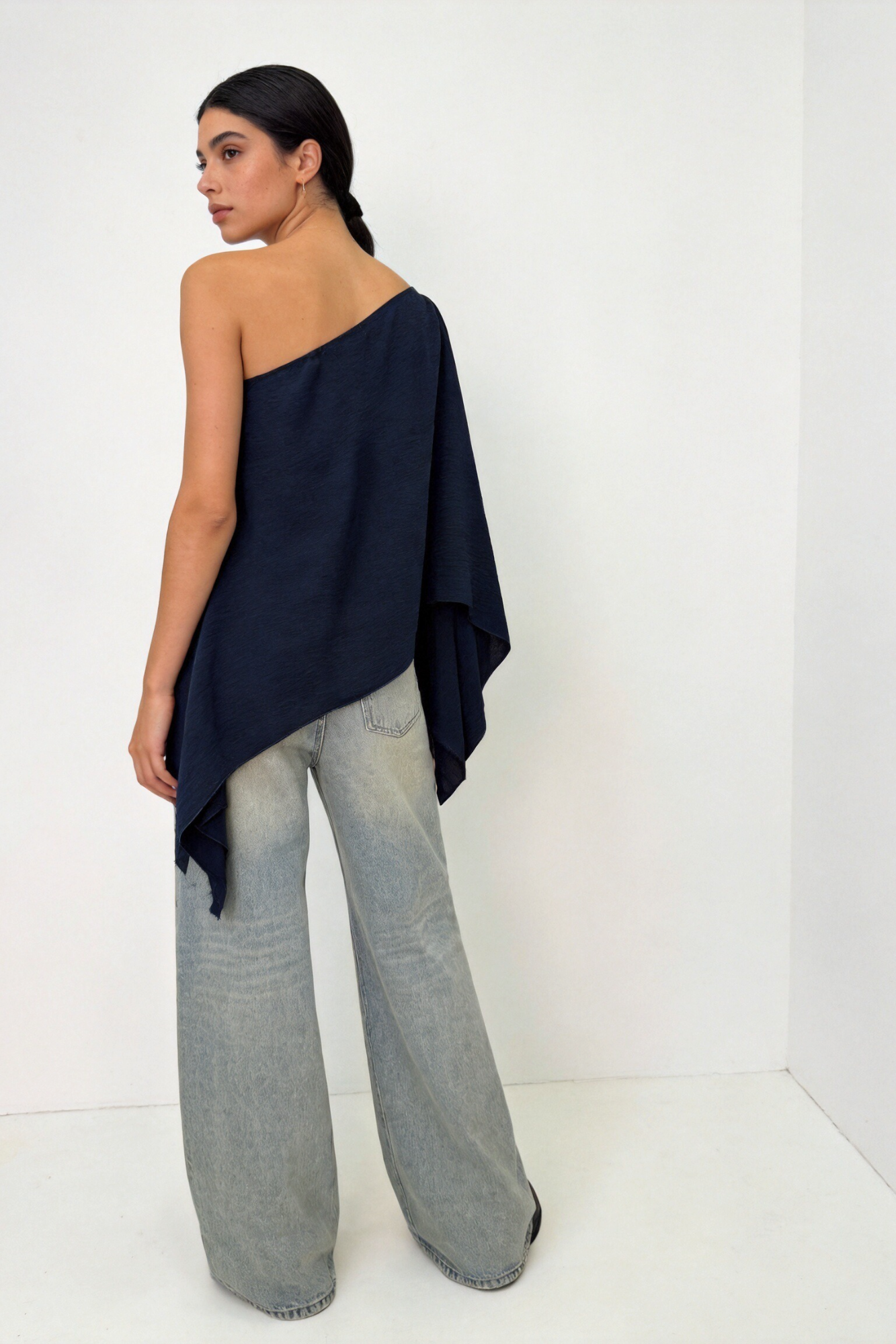02. top une epaule asymetrique drape texture image 10