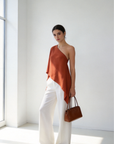 02. top une epaule asymetrique drape texture image 12