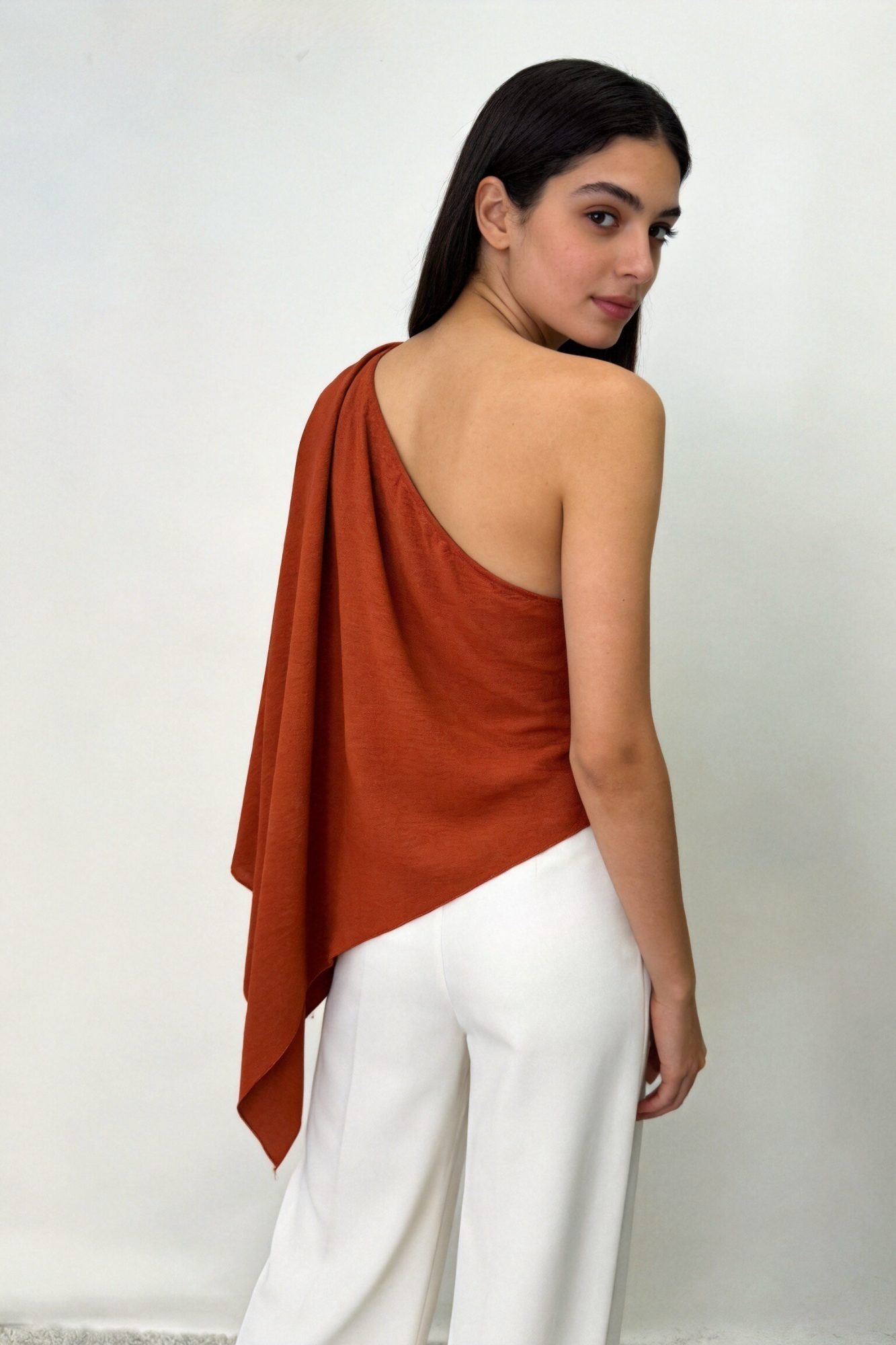 02. top une epaule asymetrique drape texture image 13