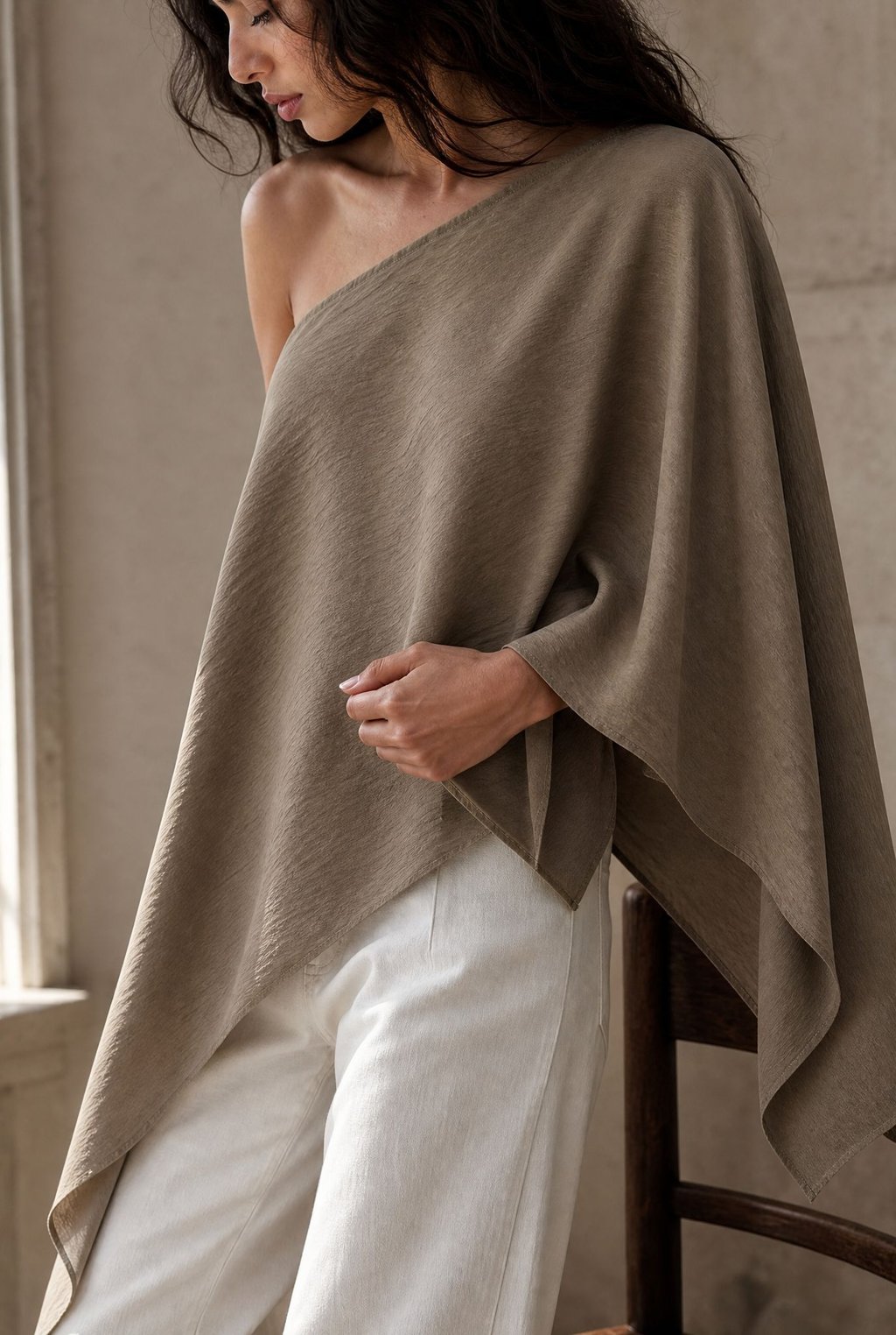 02. top une epaule asymetrique drape texture image 5