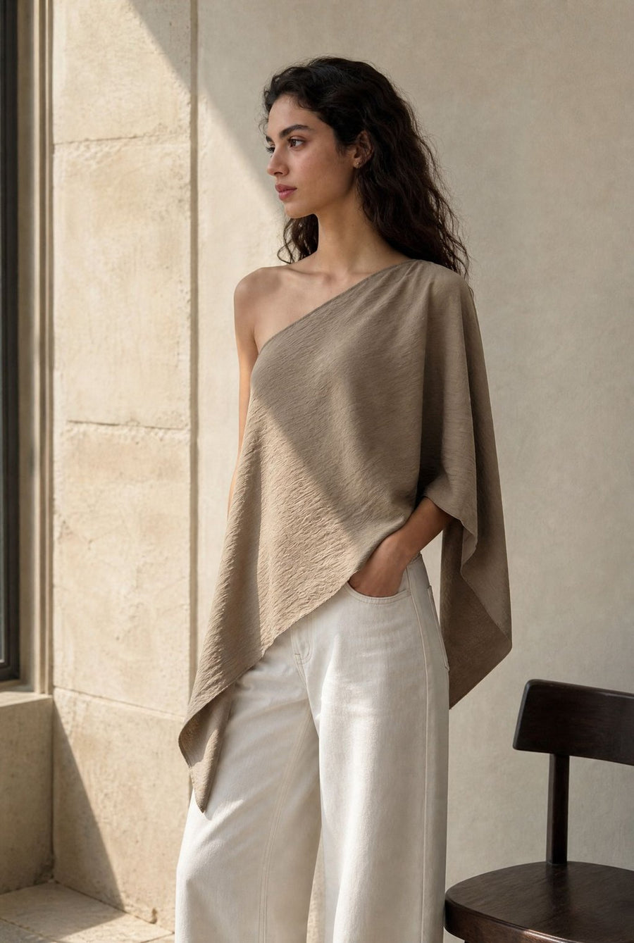 02. top une epaule asymetrique drape texture image 6